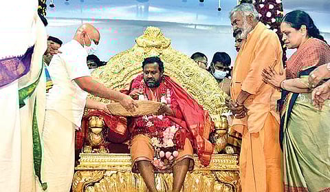 வேலூர் ஸ்ரீ நாராயணிபீடம் சக்தி அம்மாவின் 46-வது பிறந்த நாளையொட்டி, நேற்று திருமலை திருப்பதி தேவஸ்தானம் சார்பில் அதன் கூடுதல் நிர்வாக அதிகாரி தர்மா ரெட்டி நேரில் சென்று வஸ்திரங்களை வழங்கி ஆசி பெற்றார். அருகில் (வலது புறம்) ஆந்திர மாநில பஞ்சாயத்து துறை அமைச்சர் பெத்திரெட்டி ராமசந்திரா ரெட்டி உள்ளிட்டோர்.