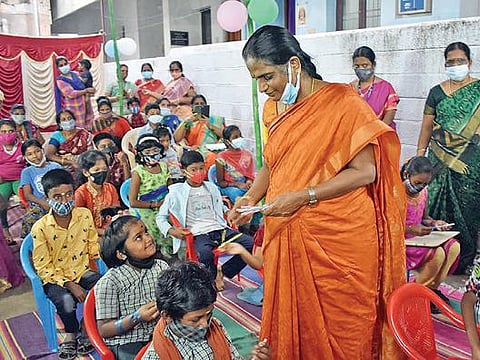 கோவை மாநகராட்சி ராமகிருஷ்ணாபுரம் ஆரம்பபள்ளி மாணவர்களுக் கான இல்லம் தேடி கல்வி திட்ட வகுப்பை நேற்று தொடங்கிவைத்து குழந்தைகளுக்கு இனிப்புகளை வழங்கிய மாவட்ட முதன்மை கல்வி அலுவலர் என்.கீதா.