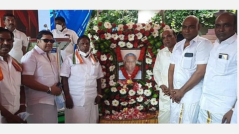 காரைக்கால் மாவட்டம், விழிதியூரைச் சேர்ந்த மறைந்த திமுக நிர்வாகி ஆர்.சரவணன் உருவப்படத் திறப்பு நிகழ்ச்சியில் கலந்துகொண்ட புதுச்சேரி முன்னாள் முதல்வர் வி.நாராயணசாமி.