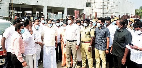 வேலூர் புதிய பேருந்து நிலையத்தில் நடைபெற்று வரும் பணிகளை நேற்று பார்வையிட்டு ஆய்வு செய்த அமைச்சர் துரைமுருகன். அருகில், மாவட்ட ஆட்சியர் குமாரவேல் பாண்டியன், மாவட்ட காவல் கண்காணிப்பாளர் ராஜேஷ் கண்ணன் உள்ளிட்டோர். படம்: வி.எம்.மணிநாதன்.