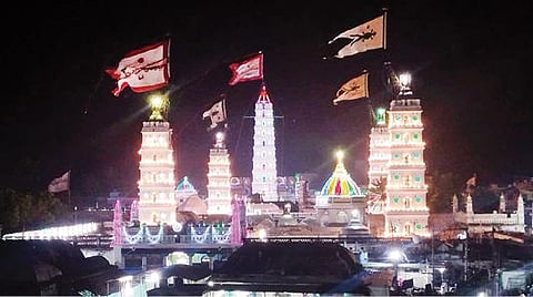 நாகூர் ஆண்டவர் தர்காவில் பெரிய கந்தூரி விழா நேற்று இரவு தொடங்கியது. இதையொட்டி, 5 மினராக்களில் ஏற்றப்பட்டுள்ள புனிதக்கொடி.