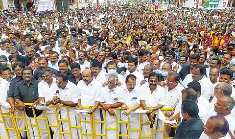 மதுரை தெற்குமாசி-மேலமாசி வீதி சந்திப்பில் நடைபெற்ற அதிமுக ஆர்ப்பாட்டத்தில் பேசிய முன்னாள் அமைச்சர் செல்லூர் ராஜு, புறநகர் மாவட்டச் செயலாளர் ராஜன் செல்லப்பா உள்ளிட்டோர். படம்: எஸ்.கிருஷ்ணமூர்த்தி