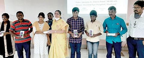 மதுரை அரவிந்த் கண் மருத்துவமனையில் பார்வை குறைபாடு உள்ளவர்களுக்கு இலவச ஸ்மார்ட் போன்களை வழங்கினார் கண் மருத்துவர் விஜயலட்சுமி.