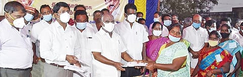 மயிலம் ஊராட்சி ஒன்றியத்தில் பயனாளிகளுக்கு அரசு திட்டங்களுக்கான பணி ஆணையை அமைச்சர் கே.எஸ்.மஸ்தான் வழங்குகிறார். உடன் ஆட்சியர் மோகன் உள்ளிட்டோர்.