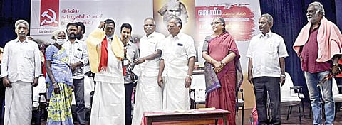 மார்க்சிஸ்ட் கம்யூனிஸ்ட் சார்பில் சென்னையில் நேற்று நடைபெற்ற பாராட்டு விழாவில் ‘ஜெய் பீம்’ திரைப்பட இயக்குநர் த.செ.ஞானவேல், ஒளிப்பதிவாளர் எஸ்.ஆர்.கதிர், கலை இயக்குநர் கதிர், படத்தில் நடித்த மணிகண்டன், எழுத்தாளர் பவா செல்லதுரை, ‘ஜெய் பீம்’ உண்மை கதையில் தொடர்புடைய மார்க்சிஸ்ட் நிர்வாகி முதனை ஆர்.கோவிந்தன், பார்வதி ராஜாக்கண்ணு ஆகி யோருக்கு மார்க்சிஸ்ட் மாநிலச் செயலாளர் கே.பாலகிருஷ்ணன், ஜி.ராமகிருஷ்ணன் உள்ளிட்டோர் சால்வை, கேடயம் வழங்கி பாராட்டு தெரிவித்தனர். படம்: ம.பிரபு