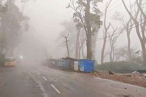 ஏற்காட்டில் கடந்த சில நாட்களாக பனி அதிகரித்துள்ளது. நேற்று காலை நாகலூர் சாலையில் புகைமூட்டம் போல சூழ்ந்திருந்த பனி.