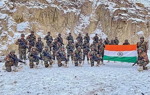 புத்தாண்டு தினத்தன்று கிழக்கு லடாக்கில் உள்ள கல்வான் பள்ளத்தாக்கில் நமது தேசியக் கொடியை பறக்கவிட்ட இந்திய ராணுவ வீரர்கள்.படம்: பிடிஐ