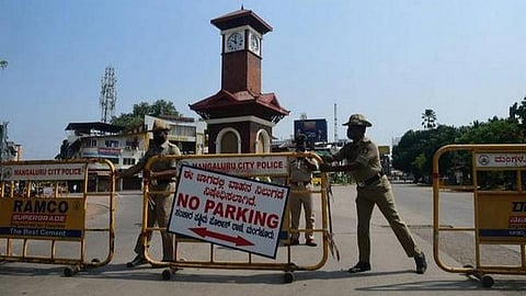 ஒமைக்ரான் பரவல் அச்சுறுத்தல்: கர்நாடகாவில் வார இறுதி நாட்களில் ஊரடங்கு; பள்ளி, கல்லூரிகள் மூடல்