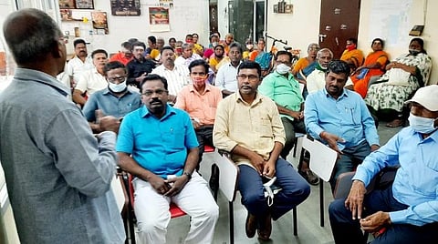 காரைக்கால்: 6 மாத ஊதிய நிலுவையை வழங்க கோரி நகராட்சி ஊழியர்கள் உள்ளிருப்பு போராட்டம்