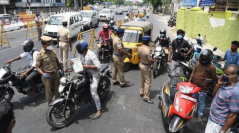 பாதுகாப்புப் பணியில் 10,000 போலீஸார்; முழு ஊரடங்கை `ட்ரோன் கேமரா' மூலம் கண்காணிக்க முடிவு: அத்தியாவசியத் தேவையின்றி வெளியே சுற்றுவோர் மீது கடும் நடவடிக்கை