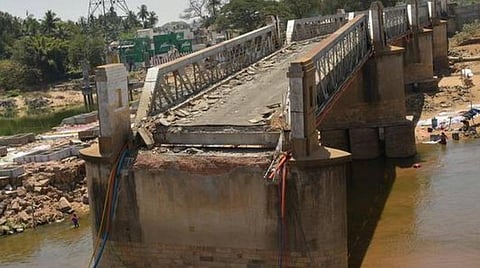 2018-ம் ஆண்டு வெள்ளத்தில் உடைந்து சேதமடைந்த கொள்ளிடம் பழைய பாலத்தை இடித்து அகற்ற முடிவு: மழை காலத்துக்கு முன்பே பணிகளை முடிக்க ரூ.3.10 கோடி ஒதுக்கீடு