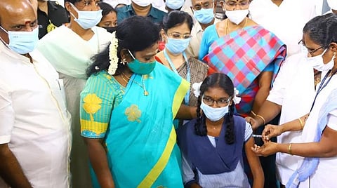 சிறுவர்கள் தயக்கமின்றி தடுப்பூசி செலுத்திக்கொள்கின்றனர்; பெரியவர்கள் தயங்குவது மன்னிக்க முடியாதது: ஆளுநர் தமிழிசை