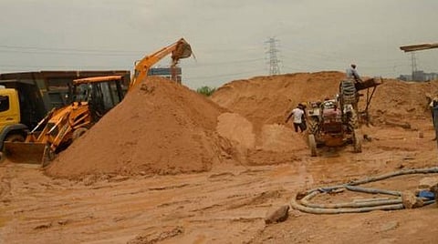 தமிழகத்தில் ஒரு யூனிட் மணல் ரூ.1000 ஆக நிர்ணயம்: 24 மணிநேரமும் குவாரிகள் கேமராக்கள் மூலம் கண்காணிக்க நடவடிக்கை