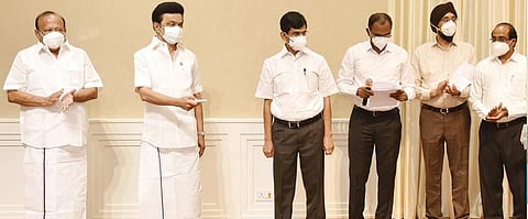 விவசாயிகள் வீட்டில் இருந்தபடியே வேளாண் இயந்திரங்களை வாடகைக்கு முன்பதிவு செய்வதற்கான ‘இ-வாடகை’ செயலியை முதல்வர் ஸ்டாலின் நேற்று தொடங்கி வைத்தார். வேளாண் துறை அமைச்சர் எம்ஆர்கே பன்னீர்செல்வம், தலைமைச் செயலர் இறையன்பு, துறை செயலர் சமயமூர்த்தி, துறை இயக்குநர் அண்ணாதுரை, சர்க்கரை துறை ஆணையர் ஹர்மந்தர் சிங், வேளாண் வணிகத் துறை இயக்குநர் நடராஜன்,  வேளாண் பொறியியல் துறை தலைமை பொறியாளர் முருகேசன் உள்ளிட்டோர் பங்கேற்றனர்.