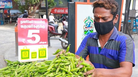 கோவை ஆர்.எஸ்.புரத்தில் துணிப்பை கொண்டுவருவோருக்கு ரூ.5 தள்ளுபடி அறிவிப்புப் பலகை வைத்துள்ள தள்ளுவண்டி வியாபாரி.