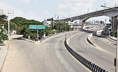 தமிழகத்தில் அதிகரித்துவரும் கரோனா பரவலை கட்டுப்படுத்தும் வகையில், நேற்று முழு ஊரடங்கு அமல்படுத்தப்பட்டிருந்தது. இதன் காரணமாக எப்பொழுதும் பரபரப்பாக காணப்படும் சென்னை கிண்டி, கத்திப்பாரா சந்திப்பு சாலைகள் வாகன போக்குவரத்து ஏதுமின்றி வெறிச்சோடி கானப்பட்டன.படம்: எம்.முத்துகணேஷ்