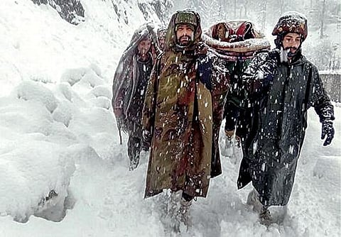 காஷ்மீரின் சோபியான் மாவட்டம், ராம்நகரியில் கர்ப்பிணியை ஸ்ட்ரெச்சரில் வைத்து தூக்கிச் செல்லும் சைனார் கார்ப்ஸ் ராணுவ வீரர்கள். படம்: பிடிஐ