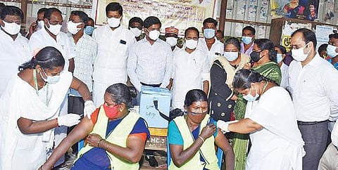 விழுப்புரம் பழைய பேருந்து நிலையத்தில் முன்களப்பணியாளர்களுக்கு பூஸ்டர் தடுப்பூசி செலுத்தும் முகாமை ஆட்சியர் மோகன் தொடங்கி வைத்தார்.