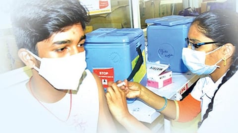 கரோனாவை எதிர்க்கத் தடுப்பூசியுடன் தரவும் ஏன் முக்கியம் ஆகிறது