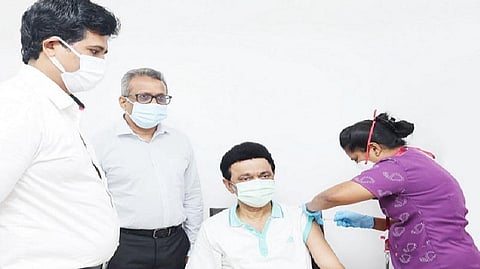 பூஸ்டர் தடுப்பூசி செலுத்திக்கொண்டார் முதல்வர் ஸ்டாலின்: ட்விட்டரில் வேண்டுகோள்