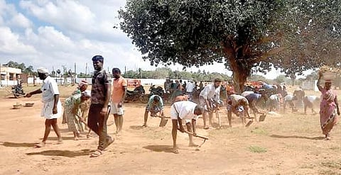 திருப்பத்தூர் அருகே சிராவயலில் உழவாரப் பணி மூலம் மஞ்சுவிரட்டு திடலை தயார்படுத்தும் கிராம மக்கள்.