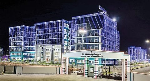 பிரதமர் மோடி இன்று திறக்கவுள்ள விருதுநகர் மாவட்ட மருத்துவக் கல்லூரி மின்னொளியில் ஜொலிக்கிறது.படம்: இ.மணிகண்டன்