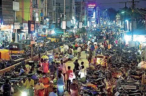 பொங்கல் பண்டிகை முன்னிட்டு, வேலூர் கிருபானந்த வாரியார் சாலையில் பொருட்களை வாங்க நேற்றிரவு  திரண்டிருந்த பொதுமக்கள். படம் : வி.எம்.மணிநாதன்.