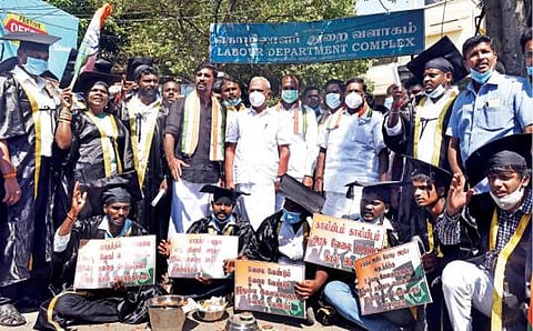 படித்த இளைஞர்களுக்கு வேலைவாய்ப்பு வழங்காத மத்திய, மாநில அரசுகளை கண்டித்து புதுச்சேரியில் போராட்டத்தில் ஈடுபட்ட இளைஞர் காங்கிரஸார். படம்: எம்.சாம்ராஜ்