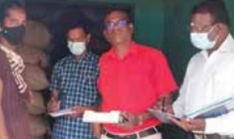 விழுப்புரம் விராட்டிகுப்பம் பகுதியில் உள்ள நியாயவிலைக்கடையில் கோட்டாட்சியர் அரிதாஸ் தலைமை யில் ஆய்வு மேற்கொள்ளப்படுகிறது.