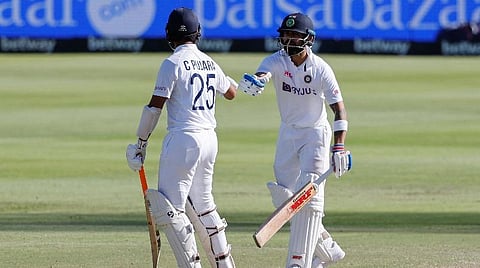 களத்தில் நிற்கும்புஜாரா, கேப்டன் கோலி | படம் உதவி ட்விட்டர்