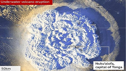 டோங்கோவில் கடலுக்கு அடியில் வெடித்துச் சிதறிய ராட்சத எரிமலை; தாக்கிய சுனாமி