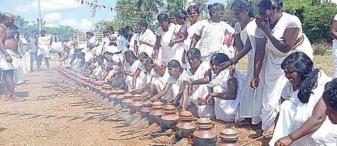 சிவகங்கை அருகே மதகுபட்டி சலுகைபுரத்தில் வெள்ளை சேலை உடுத்தி பொங்கல் வைத்த பெண்கள்.