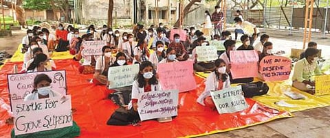 சிதம்பரம் ராஜா முத்தையா மருத்துவக் கல்லூரி பயிற்சி மருத்துவர்கள் 2-வது நாளாக போராட்டத்தில் ஈடுபட்டனர்.