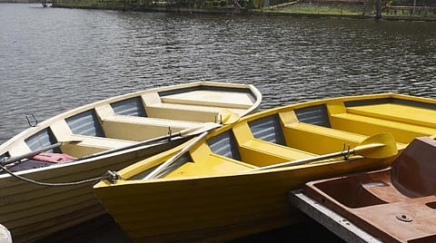 ஏற்காடு அண்ணா ரவுண்டானா அருகே அத்தியாவசிமின்றி சாலையில் வந்த வாகன ஓட்டிகளை போலீஸார் எச்சரித்து அனுப்பி வைத்தனர். படங்கள் எஸ்.குரு பிரசாத்