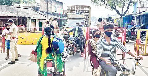 திருவண்ணாமலையில் முழு ஊரடங்கால் பரபரப்பாக காணப்படும் தேரடி வீதி நேற்று வெறிச்சோடி காணப்பட்டது.