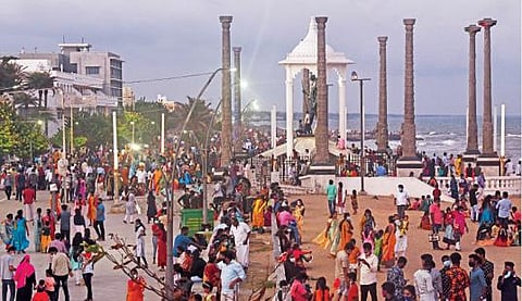 காணும் பொங்கலில் தமிழகத்தில் ஊரடங்கு போடப்பட்டதால் புதுச்சேரிக்கு   சுற்றுலா பயணிகள் வருகை குறைந்த நிலையில் மாலையில் உள்ளூர் மக்கள்கடற்கரையில் அதிகளவில் குவிந்தனர். படம்: எம்.சாம்ராஜ்