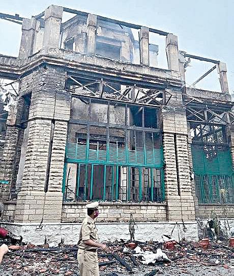 தெலங்கானா மாநிலம் பழமை வாய்ந்த செகந்திராபாத் கிளப் கட்டிடம் நேற்று அதிகாலை ஏற்பட்ட தீவிபத்தில் எரிந்து சேதமடைந்தது. எரிந்த கட்டிடத்தை நேற்று போலீஸ் அதிகாரி பார்வையிடுகிறார். படம்: பிடிஐ