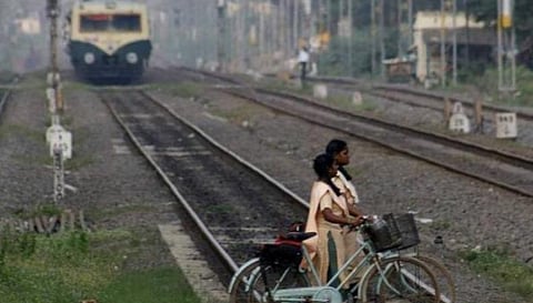 ஆவடி, திருவள்ளூர் ரயில்வே காவல் நிலையங்களின் எல்லைக்குள் கடந்த ஆண்டில் ரயில்களில் அடிபட்டு 107 பேர் உயிரிழப்பு: தொடர் விழிப்புணர்வு நிகழ்வுகளால் ரயில் உயிரிழப்பு எண்ணிக்கை குறைகிறது