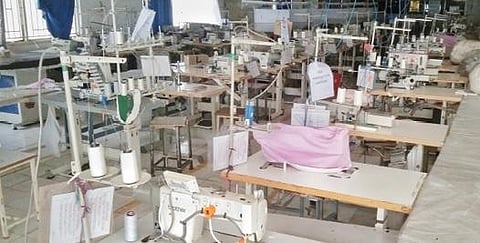 திருப்பூரில் நேற்று நடந்த உற்பத்தி நிறுத்த போராட்டத்தால் வெறிச்சோடிக் காணப்பட்ட பின்னலாடை  நிறுவனம்.