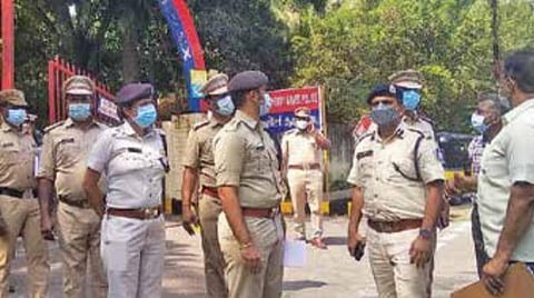 காவலர் தேர்வு நடக்கவுள்ள கோரிமேடு காவலர் பயிற்சி மைதானத்தில், ஏற்பாடுகளை உயர் அதிகாரிகள் முன்னிலையில் ஆய்வு செய்யும் ஏடிஜிபி ஆனந்தமோகன். படம்: செ. ஞானபிரகாஷ்