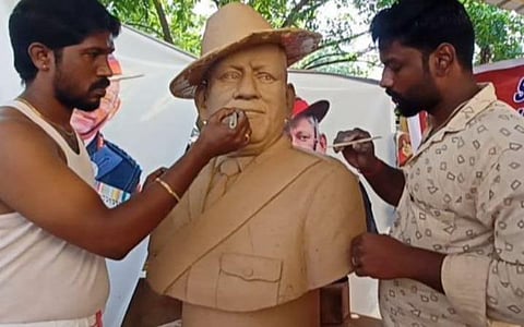 குன்னூர் அருகே ஹெலிகாப்டர் விபத்தில் இறந்த பிபின் ராவத்தின் ஐம்பொன் சிலை கும்பகோணத்தில் வடிவமைப்பு