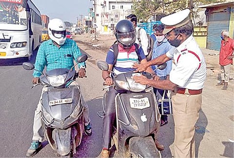 செங்குன்றம் கூட்டுச்சாலையில் நேற்று முகக்கவசம் அணிந்து சென்ற வாகன ஓட்டிகளின் வாகனங்களில் Thanks for Wearing mask என்ற வாசகத்துடன் கூடிய ஸ்டிக்கரை ஒட்டி, நன்றி தெரிவித்த போக்குவரத்து போலீஸார்.
