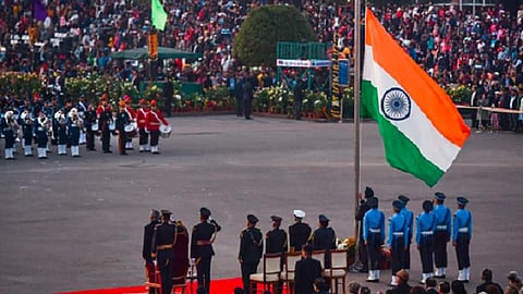 படைகள் பாசறைக்கு திரும்பும் நிகழ்ச்சியிலிருந்து மகாத்மா காந்திக்கு பிடித்தமான பாடல் நீக்கம்