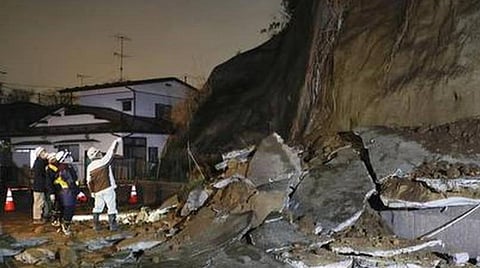 ஜப்பானில் நிலநடுக்கம்: கட்டிடங்கள், சாலைகள் சேதம்: 13 காயம்