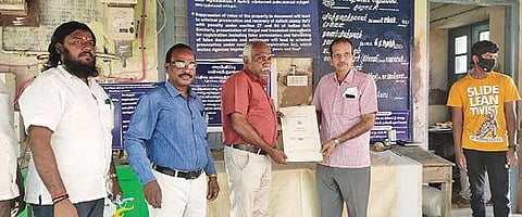 குமராட்சி அருகே கீழவன்னியூரில் அரசு கலைக்கல்லூரி கட்டுவதற்காக 3 ஏக்கர் நிலத்தை தொழிலதிபர் கேதார்நாதன் அரசு பெயரில் பத்திரப்பதிவு செய்து கோட்டாட்சிர் ரவியிடம் தானமாக வழங்கினார்.