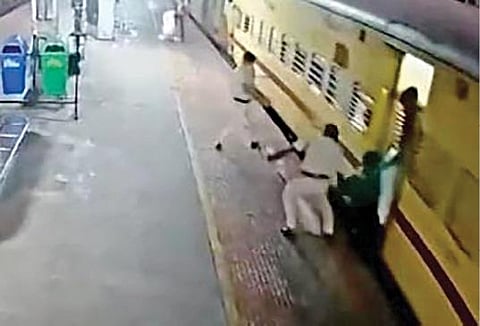 ஈரோடு ரயில் நிலையத்தில் ரயிலில் இருந்து தவறி தண்டவாளத்தில் விழ முயன்ற வடமாநில இளைஞரை காப்பாற்றிய ரயில்வே போலீஸார்.