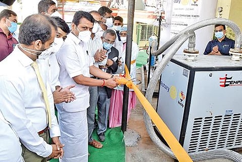 கோவை இஎஸ்ஐ மருத்துவமனையில் புதிதாக அமைக்கப்பட்ட ஆக்சிஜன் உற்பத்தி நிலையத்தை நேற்று திறந்துவைத்த மின்சாரத்துறை அமைச்சர் செந்தில்பாலாஜி.