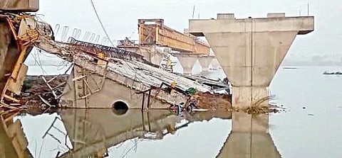 கும்பகோணம் அருகே அணைக்கரை கொள்ளிடம் ஆற்றில் நேற்று கிரேன் கம்பி அறுந்ததால் கீழே விழுந்து சேதமடைந்த கான்கிரீட் காரிடர்.