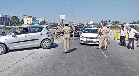 முழு ஊரடங்கான நேற்று கர்நாடக மாநிலத்தில் இருந்து தமிழகம் வந்த வாகனங்களை ஓசூர் அடுத்த தமிழக எல்லையில் உள்ள கரோனா தடுப்பு சோதனைச் சாவடியில் போலீஸார் தடுத்து நிறுத்தி திருப்பி அனுப்பினர்.படம்: ஜோதி ரவிசுகுமார்