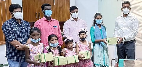 தேசிய பெண் குழந்தைகள் தினத்தை முன்னிட்டு நடந்த நிகழ்வில்  பெண் குழந்தைகளுக்கு பரிசு வழங்கும் கள்ளக்குறிச்சி ஆட்சியர் பி.என்.ஸ்ரீதர்.